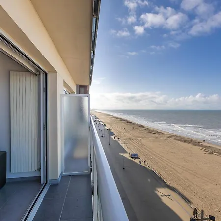 On Seafront With Frontal Sea View *